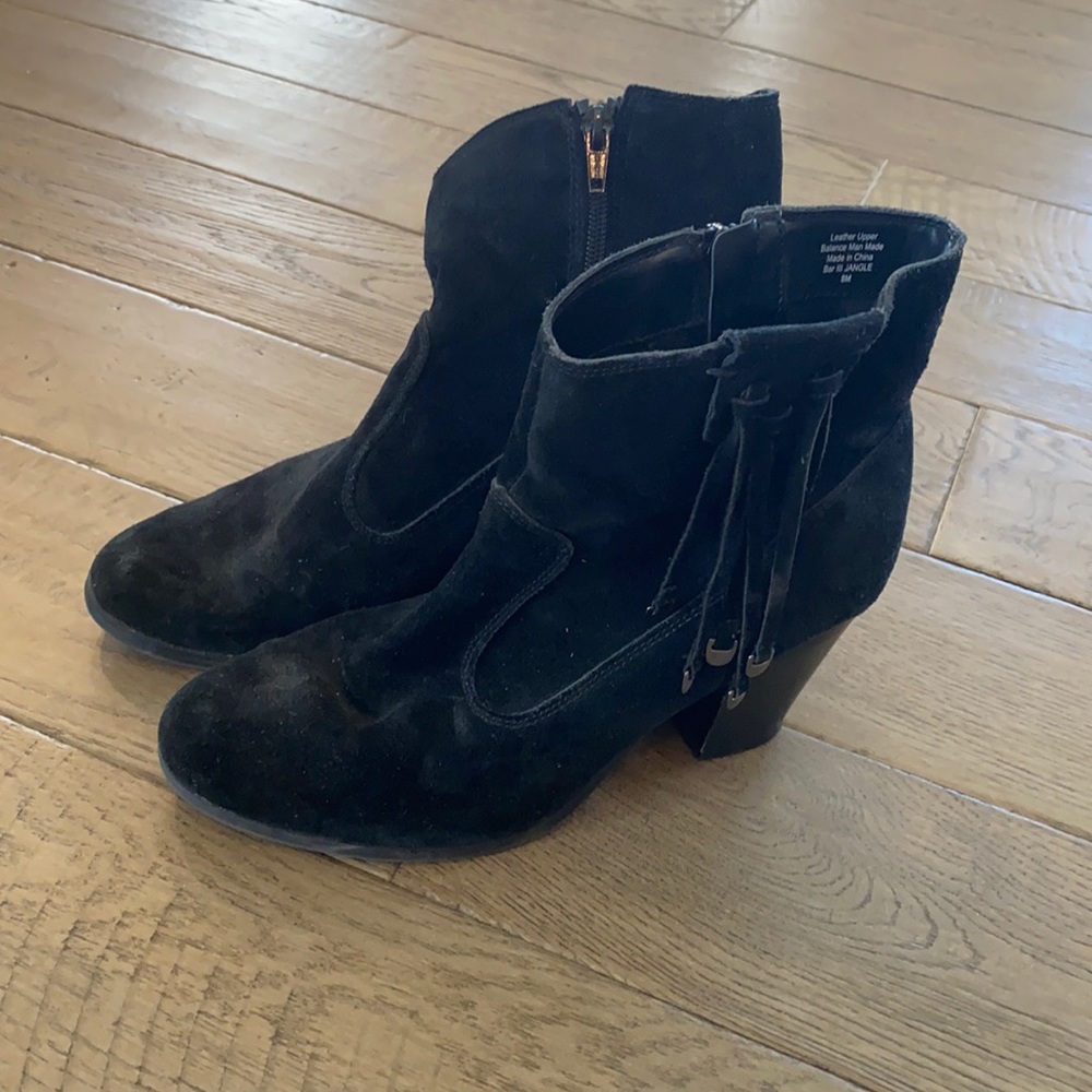 Bar III women’s suede ankle bootie. Size 8